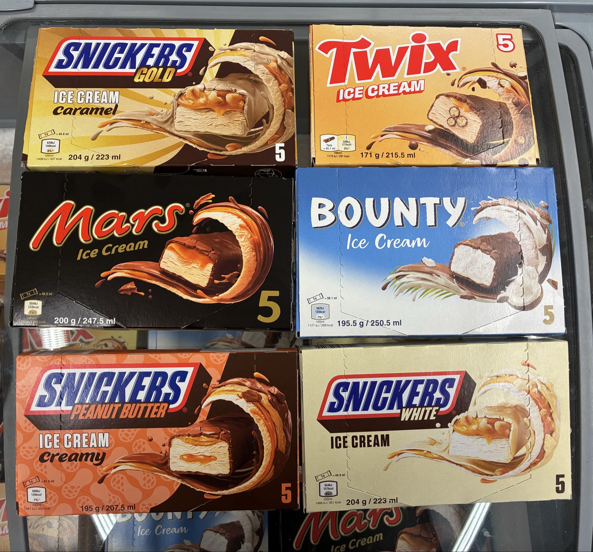 Snickers, Mars, Bounty eller twix is 18,95,-